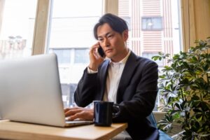 作業をする人